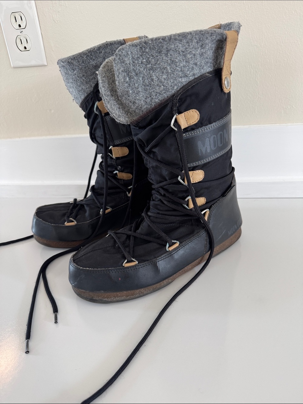 Moon Boot Women’s 7.5 Boots Nylon Lace Up Colorblock Black Gray Waterproof